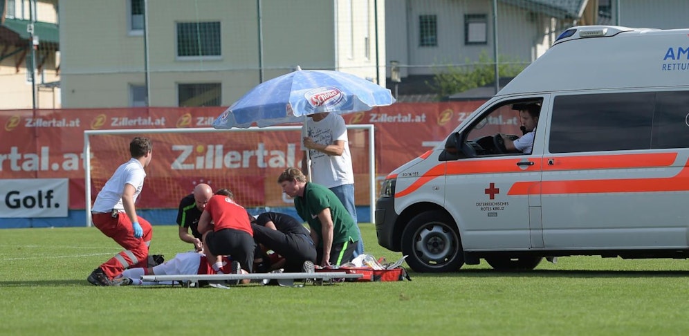 Abdelhak Nouri bricht auf dem Spielfeld zusammen.