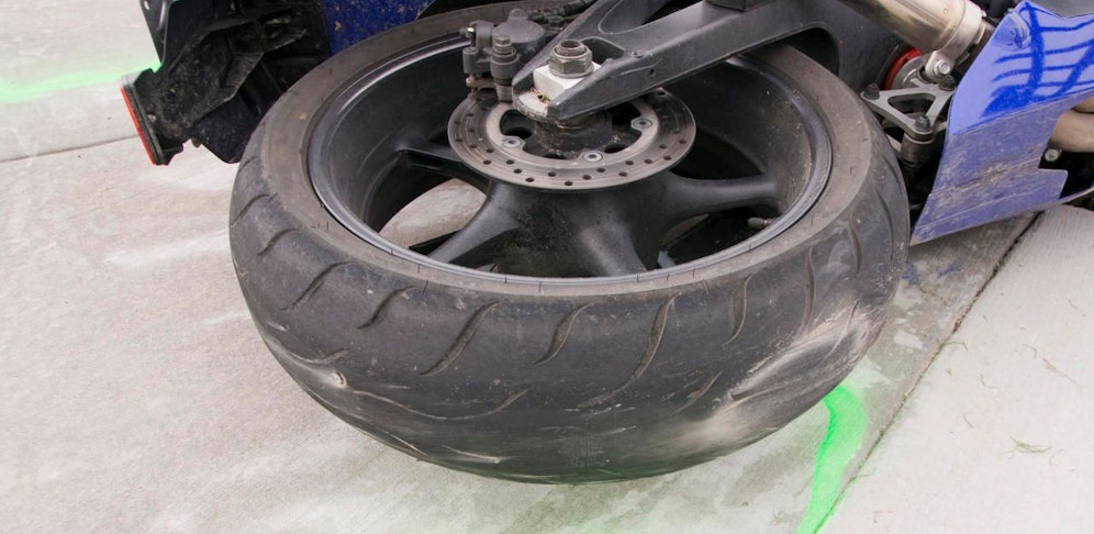 Der Biker wurde bei dem Sturz schwer verletzt.