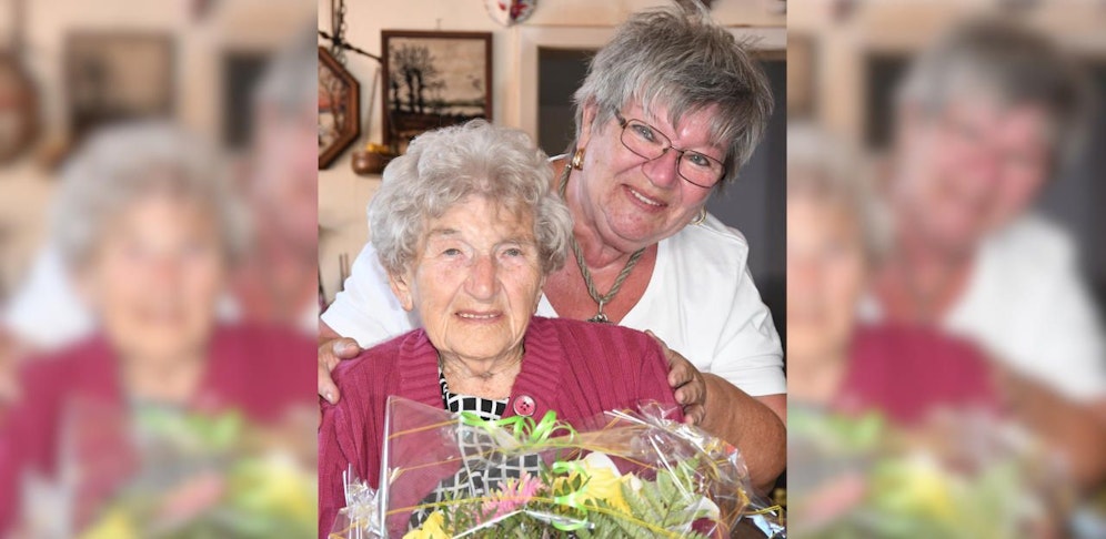 Anna mit Tochter Anni an ihrem Geburtstag.