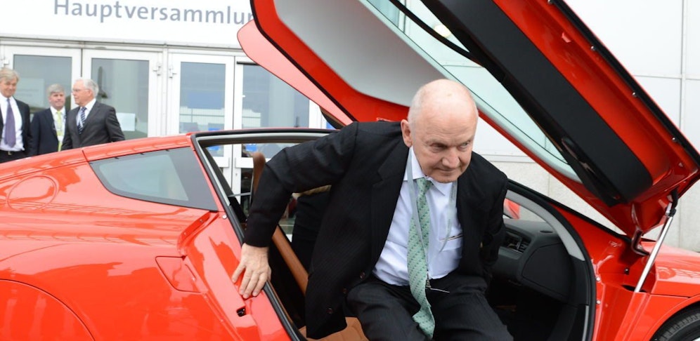Ferdinand Piech mit einem VW Ein-Liter-Auto XL1. 