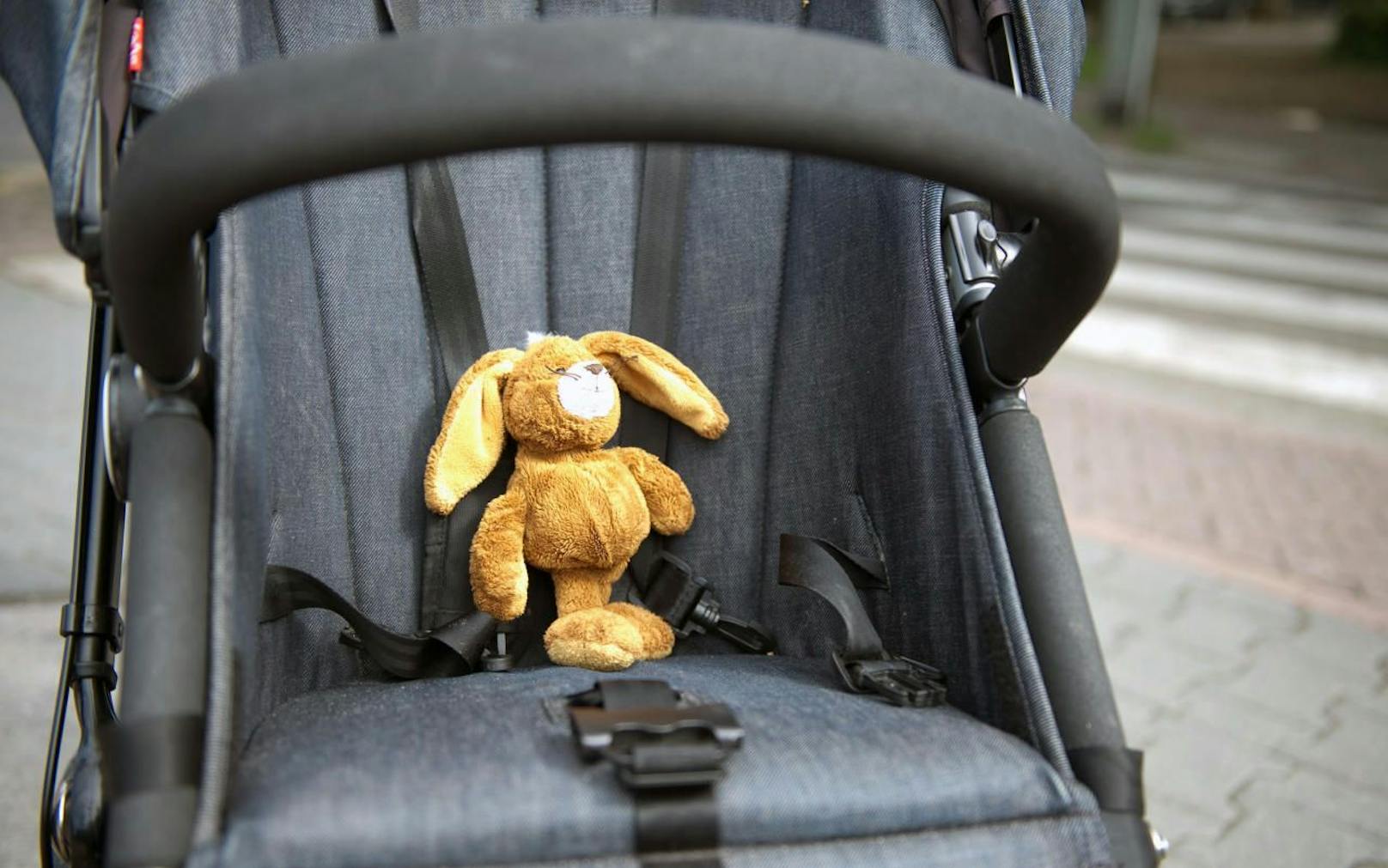 Ein Teenager (19) entführte in Potsdam ein Baby (4 Monate) auf offener Straße aus dem Kinderwagen. Warum, ist unklar. 