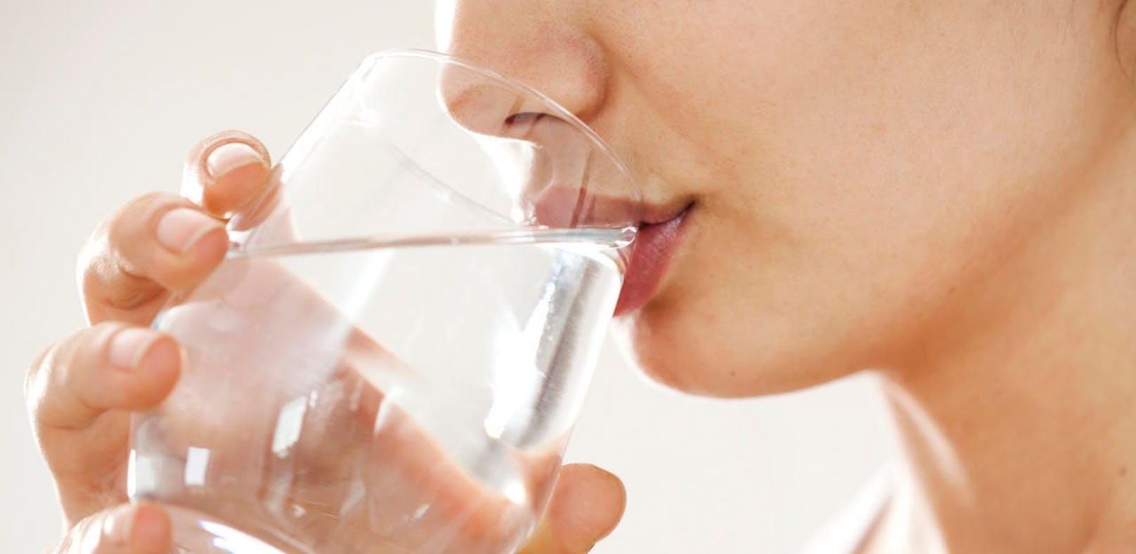 So viel Wasser am Tag zu trinken kann tödlich sein