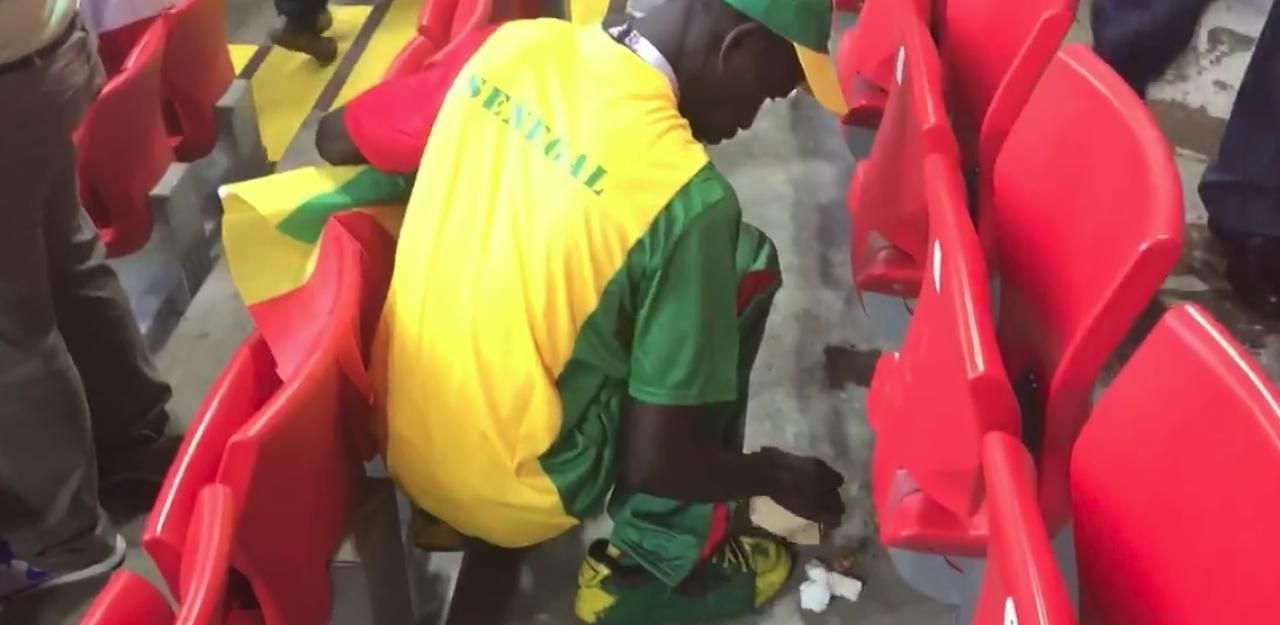 Heute.at - Top! Senegal-Fans helfen beim Müll wegräumen mit