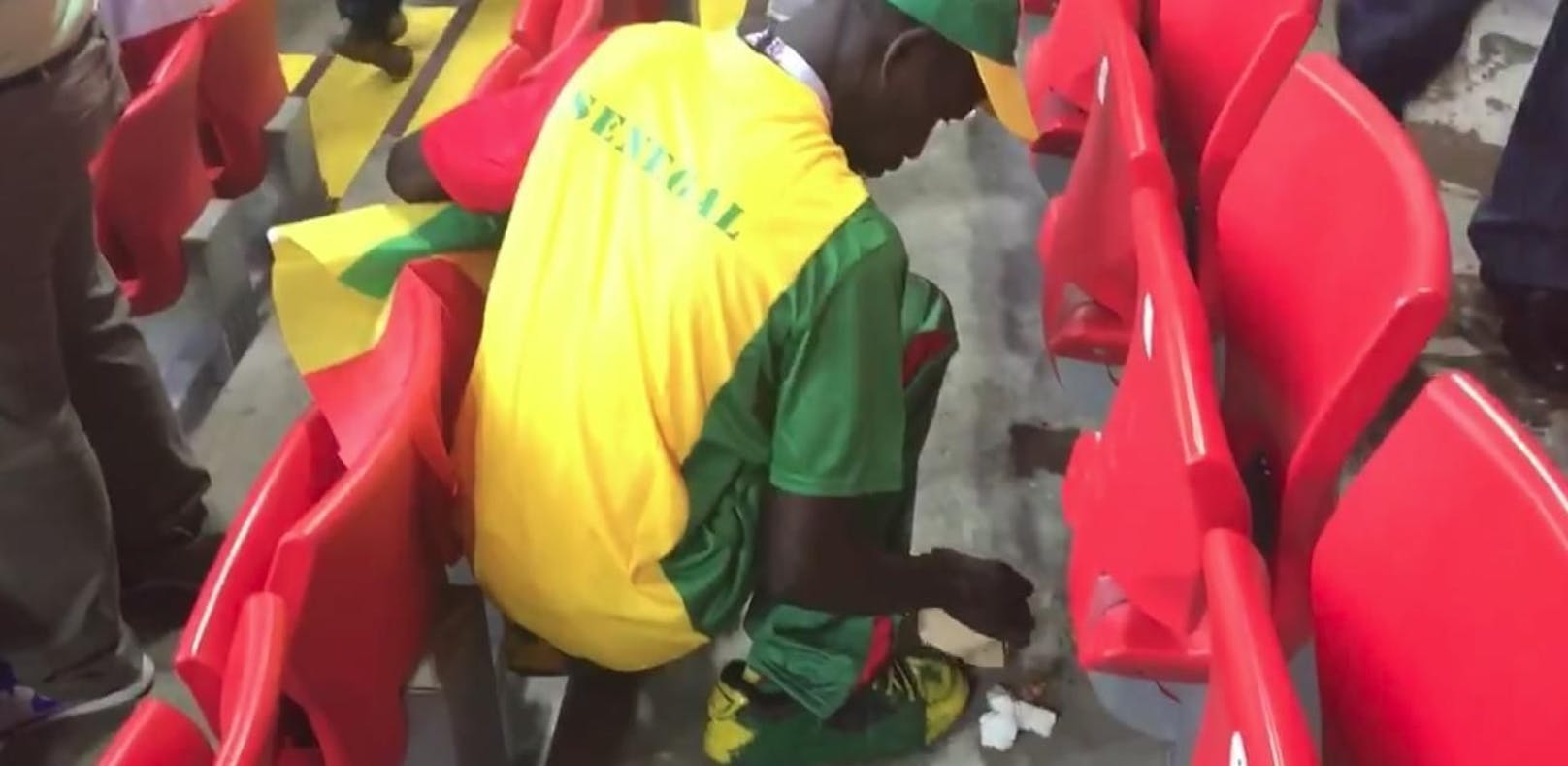 Top! Senegal-Fans helfen beim Müll wegräumen mit