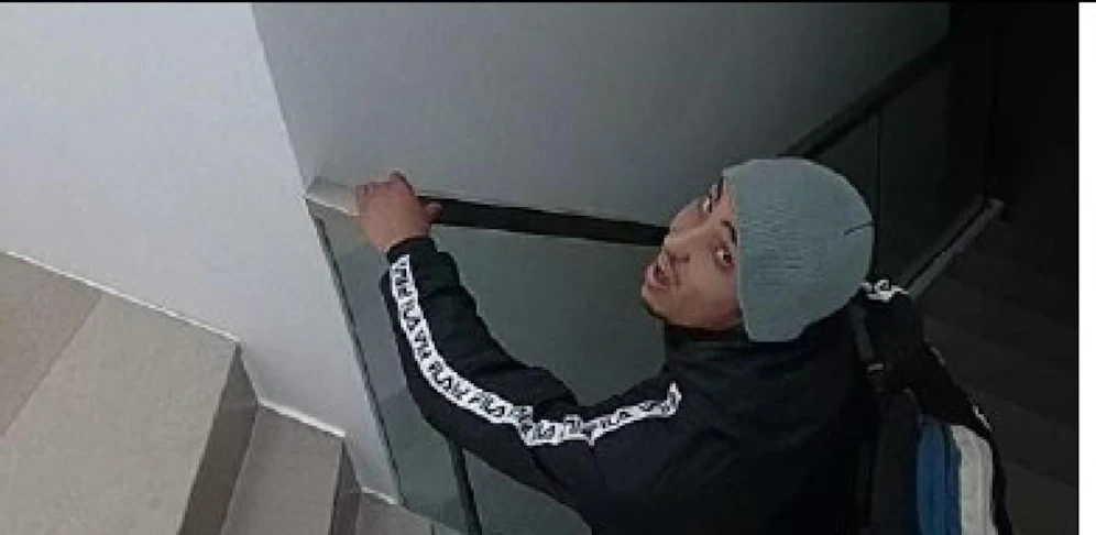 Die Polizei sucht diesen Mann. Er soll einen Einbruchsdiebstahl begangen haben.