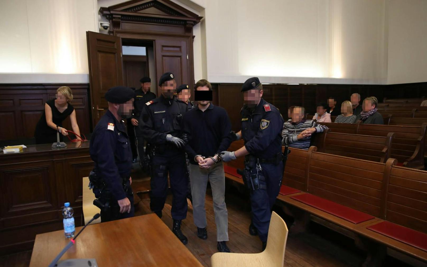 Sieben Justizbeamte begleiteten den Beschuldigten in den Gerichtssaal.