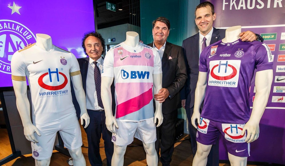 Raimund Harreither, Lutz Hübner (BWT) und Markus Kraetschmer mit den neuen Austria-Trikots.