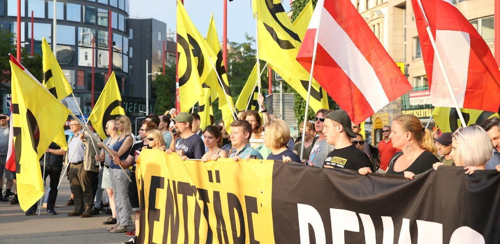 Die Identitären bei einer Demo in Wien.