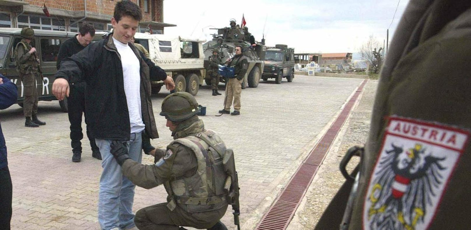 
Bundesheer-Kontrolle der österreichischen UNO-Soldaten in Prizren.