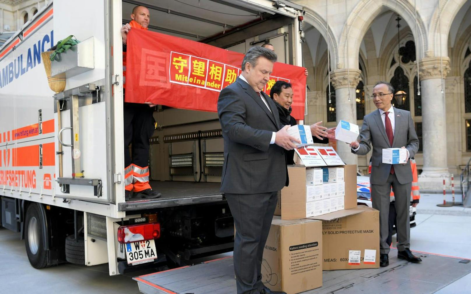 Bürgermeister Michael Ludwig (SPÖ) und der chinesische Botschafter Xiaosi Li im Rahmen der Übergabe.