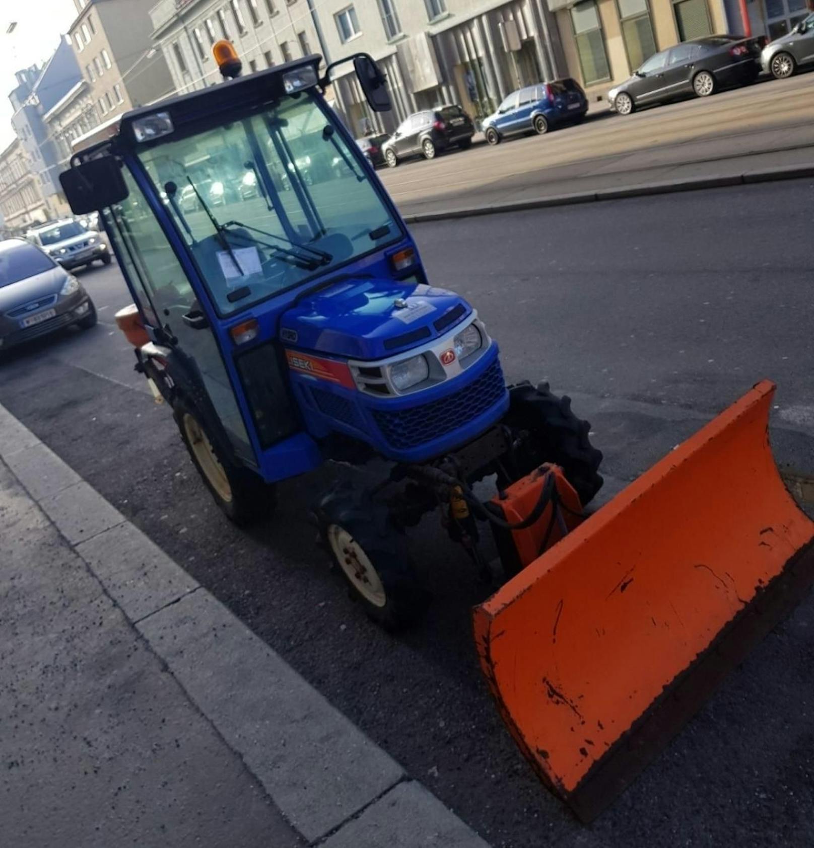 Der Lenker eines falsch geparkten Schneeräumgeräts wird in Wien-Floridsdorf zur Kasse gebeten.