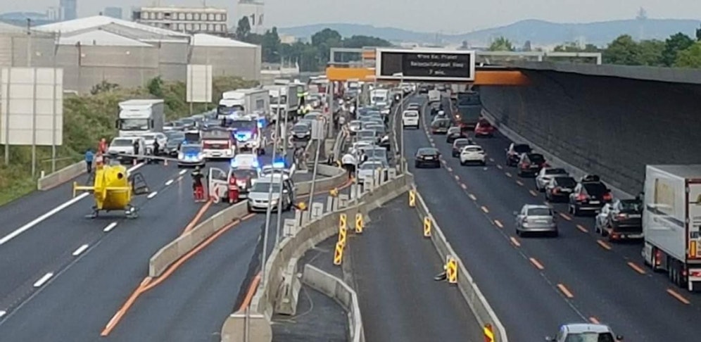 Sperre auf der A4: Frau krachte gegen die Leitschiene. 