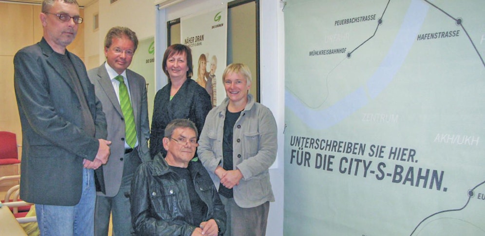 Die Grünen präsentierten die City-S-Bahn bereits 2007 (v.li.): der inzwischen verstorbene Jürgen Himmelbauer, Landesrat Rudi Anschober, Landtagsabgeordnete Ulrike Schwarz, Landtagsabgeordnete Uli Böker (damals Bürgermeisterin von Ottensheim) und der damalige Grünen-Verkehrssprecher Gunther Trübswasser.