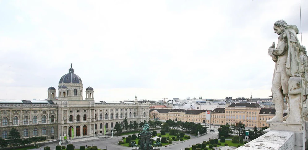 Ein besonderer Balkon-Blick vom Kunsthistorischen Museum.