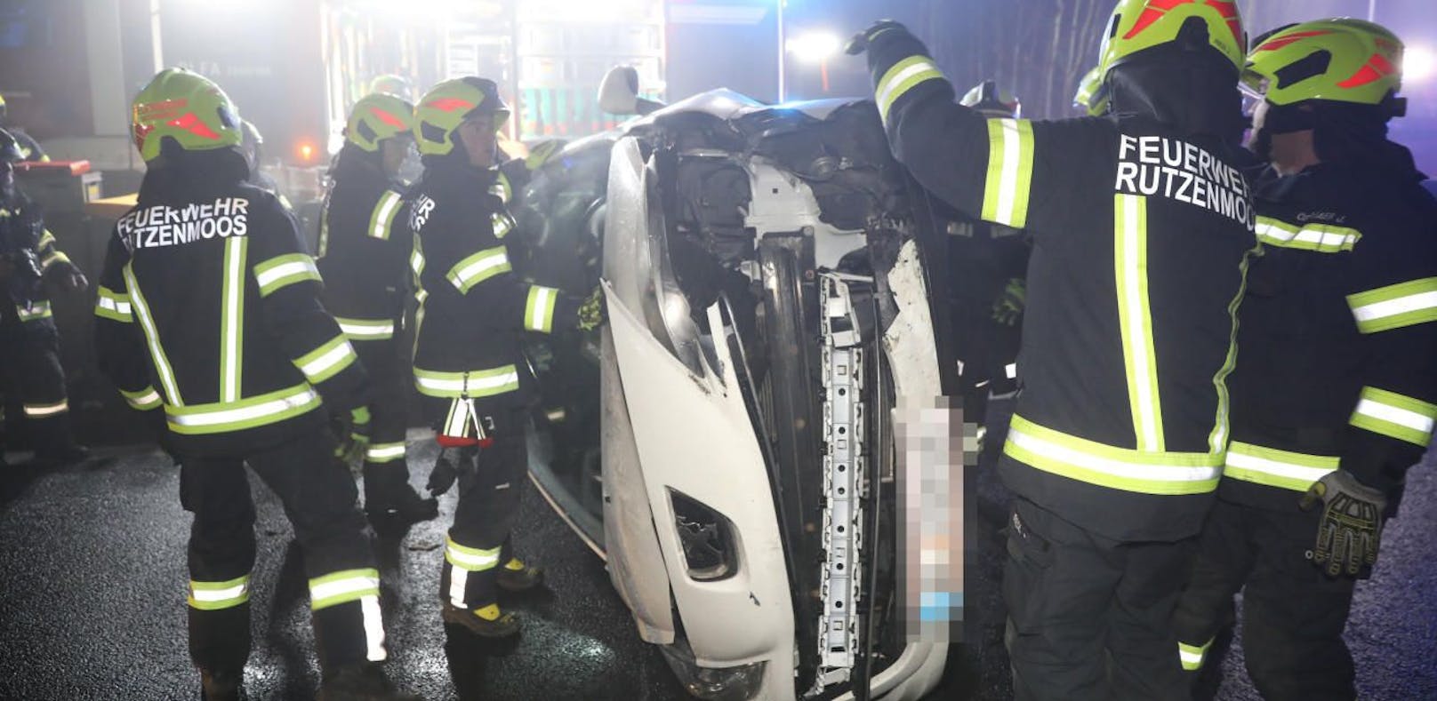 Nach Eis-Crash Frau (21) aus Auto gerettet