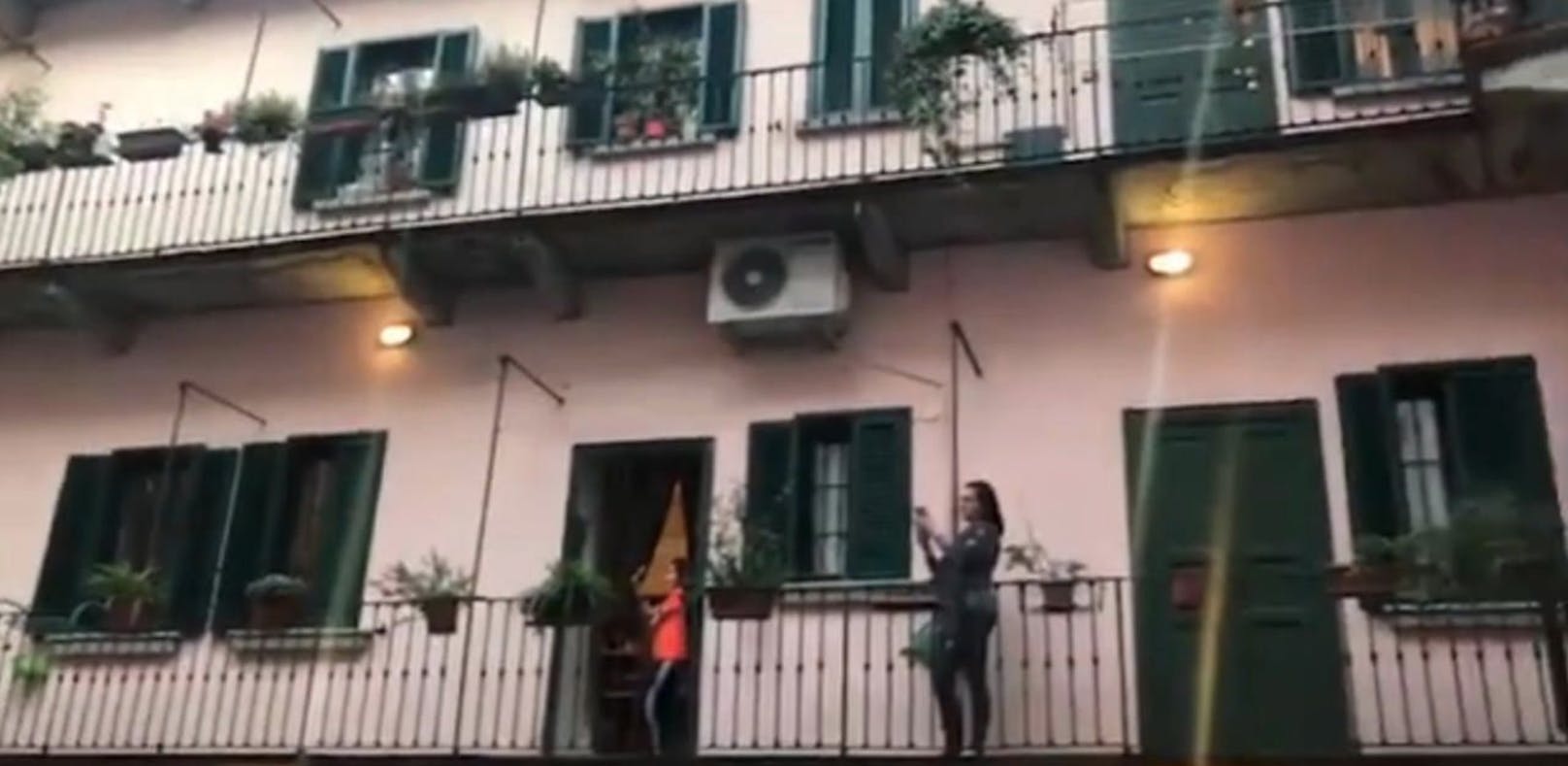In Italien musizieren die Menschen immer wieder auf den Balkonen.
