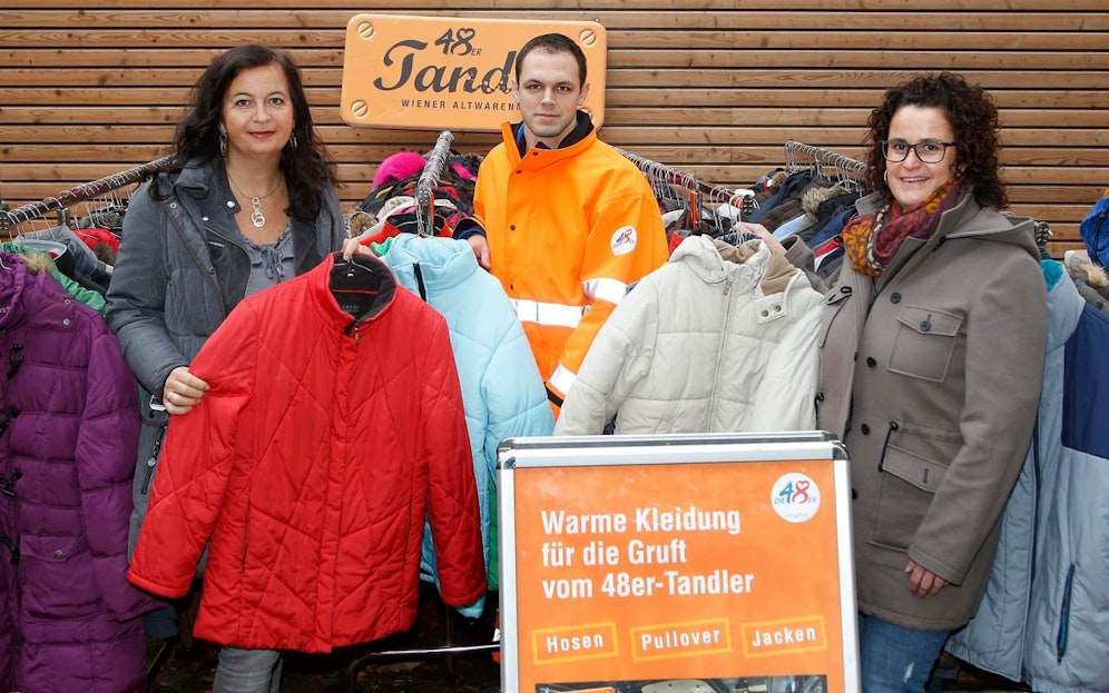 Mit Altem Gutes tun: Wiens Umweltstadträtin Ulli Sima (li.) übergab die Kleiderspende der MA48 an die Leiterin der Gruft, Judith Hartweger. (c) PID/Martin Votava