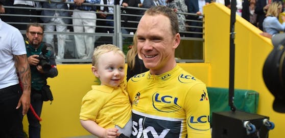 Gemeinsam mit seinem Sohn Kellan feiert Christopher Froome seinen vierten Triumph bei der Tour de France. 