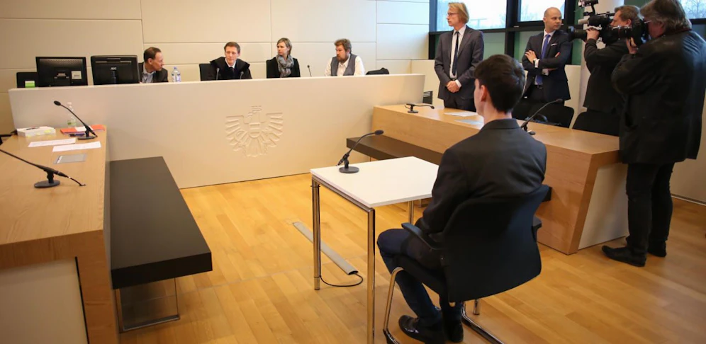 Der Angeklagte und sein Anwalt Martin Preslmayr (stehend rechts)