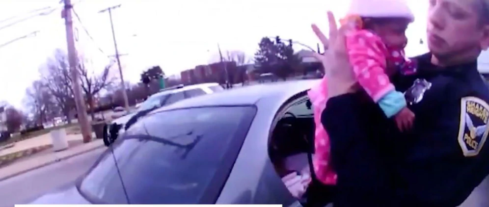 Jetzt zählt jede Sekunde: Der Officer hat die kleine Tyra (2 Monate) in Shaker Heights (Ohio) aus dem Auto geholt. Durch einen Trick wird er sie gleich zum Atmen bringen ...