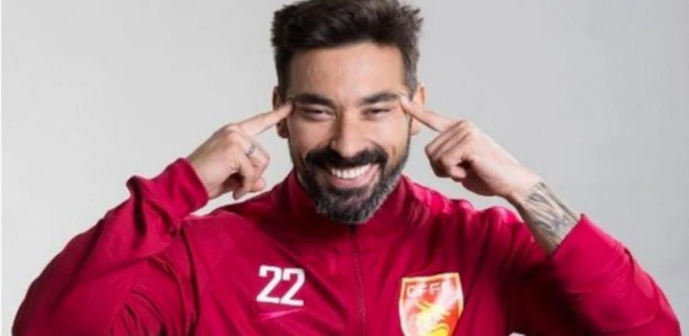 Foto-Panne: Lavezzi posiert mit Schlitzaugen  für Fans in China eine Provokation.
