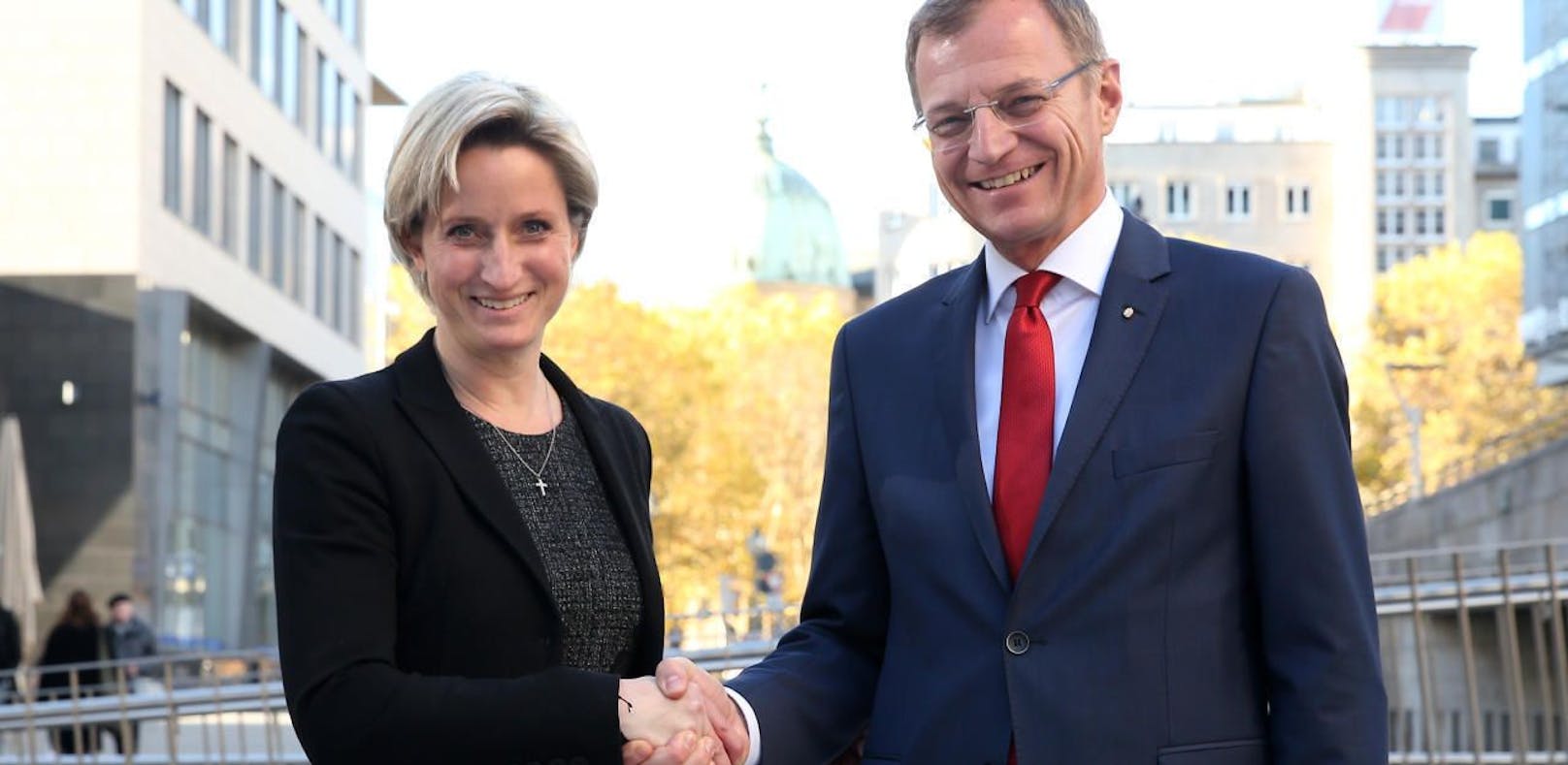 LH Thomas Stelzer traf in Stuttgart Nicole Hoffmeister-Kraut, Wissenschaftsministerin von Baden-Württemberg, und tauschte sich mit ihr über den Fachkräftemangel aus.