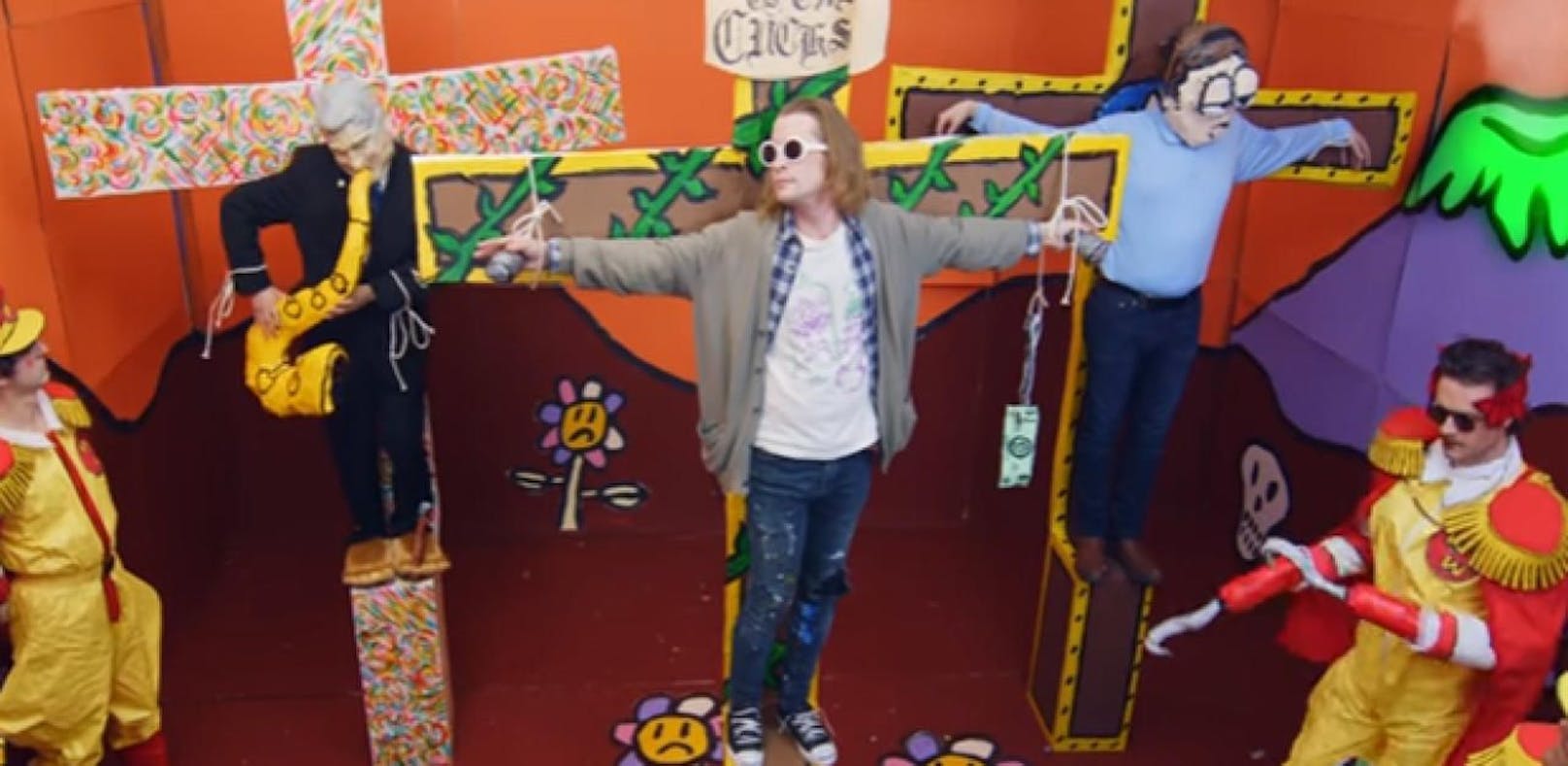 Macaulay Culkin wird als Kurt Cobain gekreuzigt