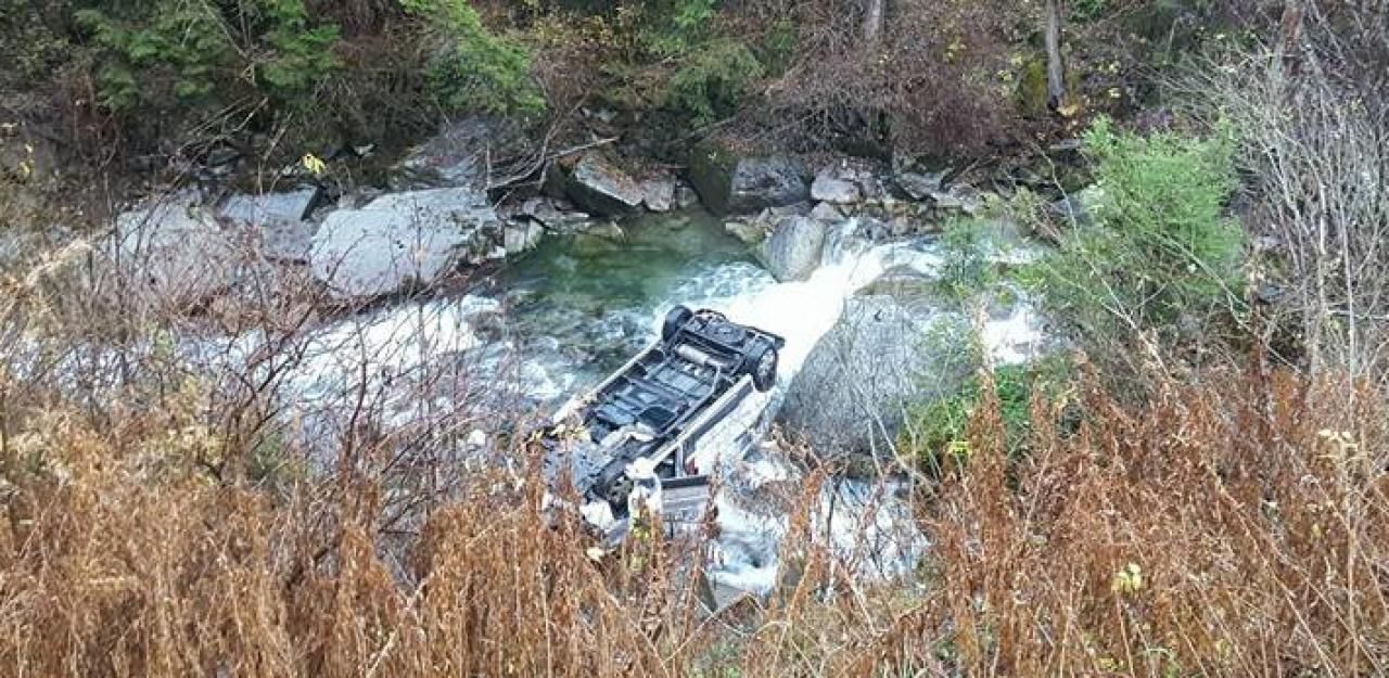 Heute.at - Spektakulärer Crash: Kleinbus stürzt in Bach