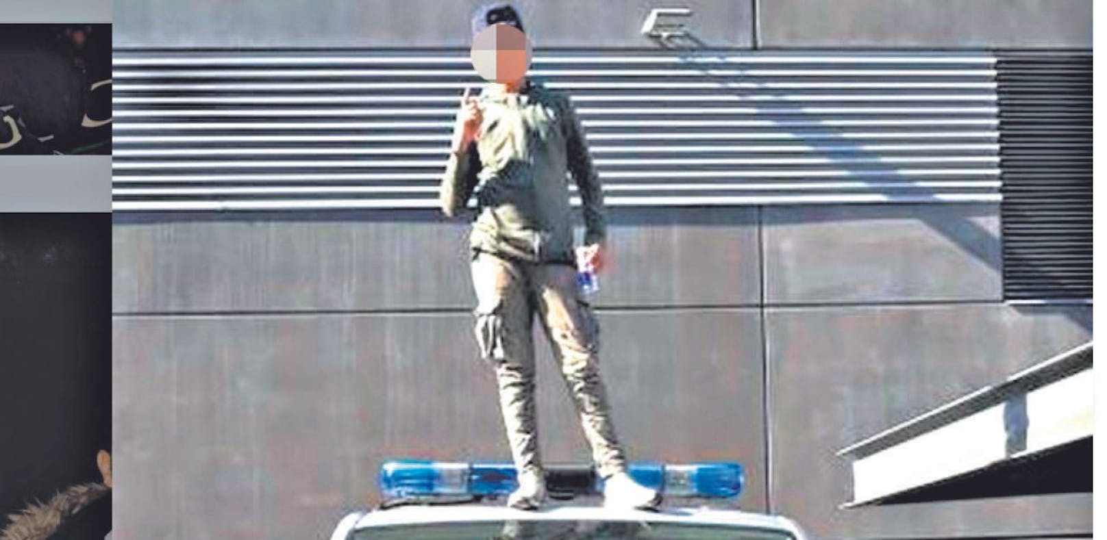Provokation: Nachwuchs-Gangster posiert auf Polizeiauto