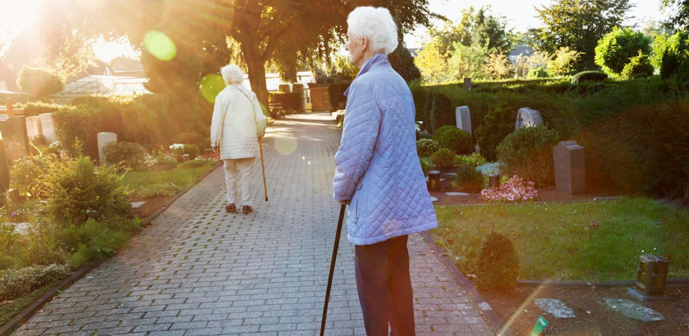 Symbolbild einer alten Frau am Friedhof.