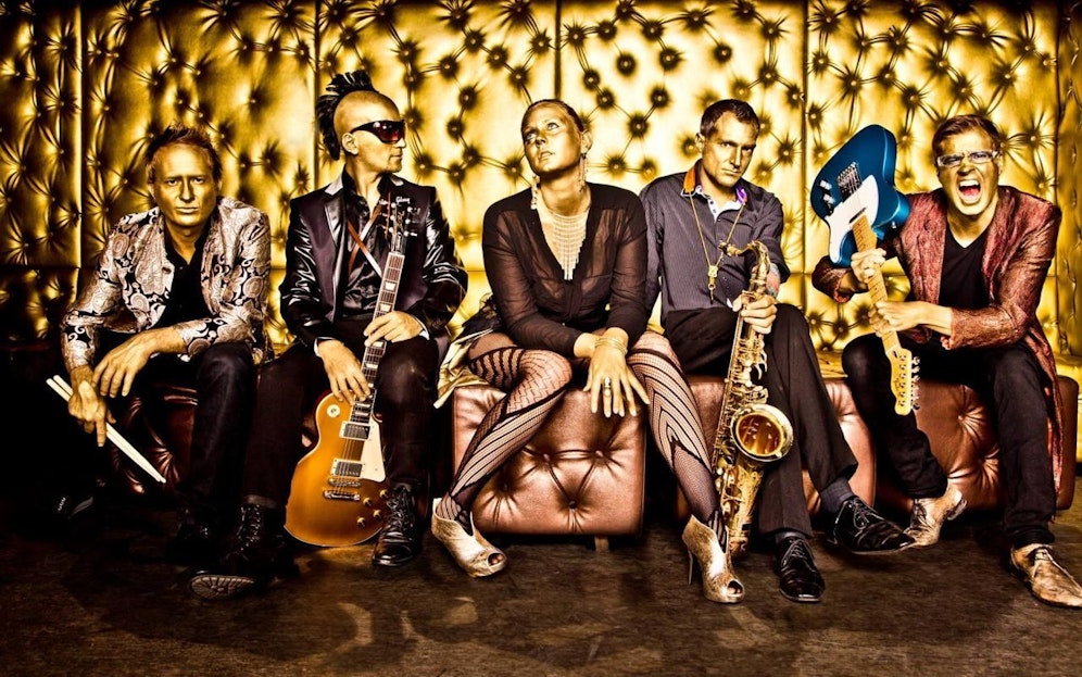 Die Band "Q" feat. Eric Papilaya (v.l.n.r.: Christian Stolz, Eric Papilaya, Julia Papilaya (Leonheart), Lorenz Spritzendorfer, Thomas Hechenberger)