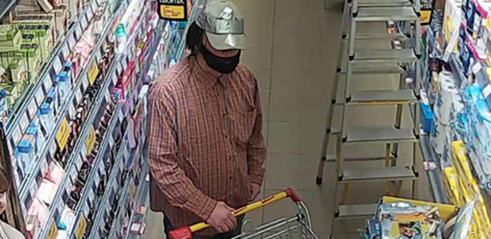 Der Mann bedrohte eine Supermarkt-Kassiererin mit einer Pistole und verlangte Bargeld.