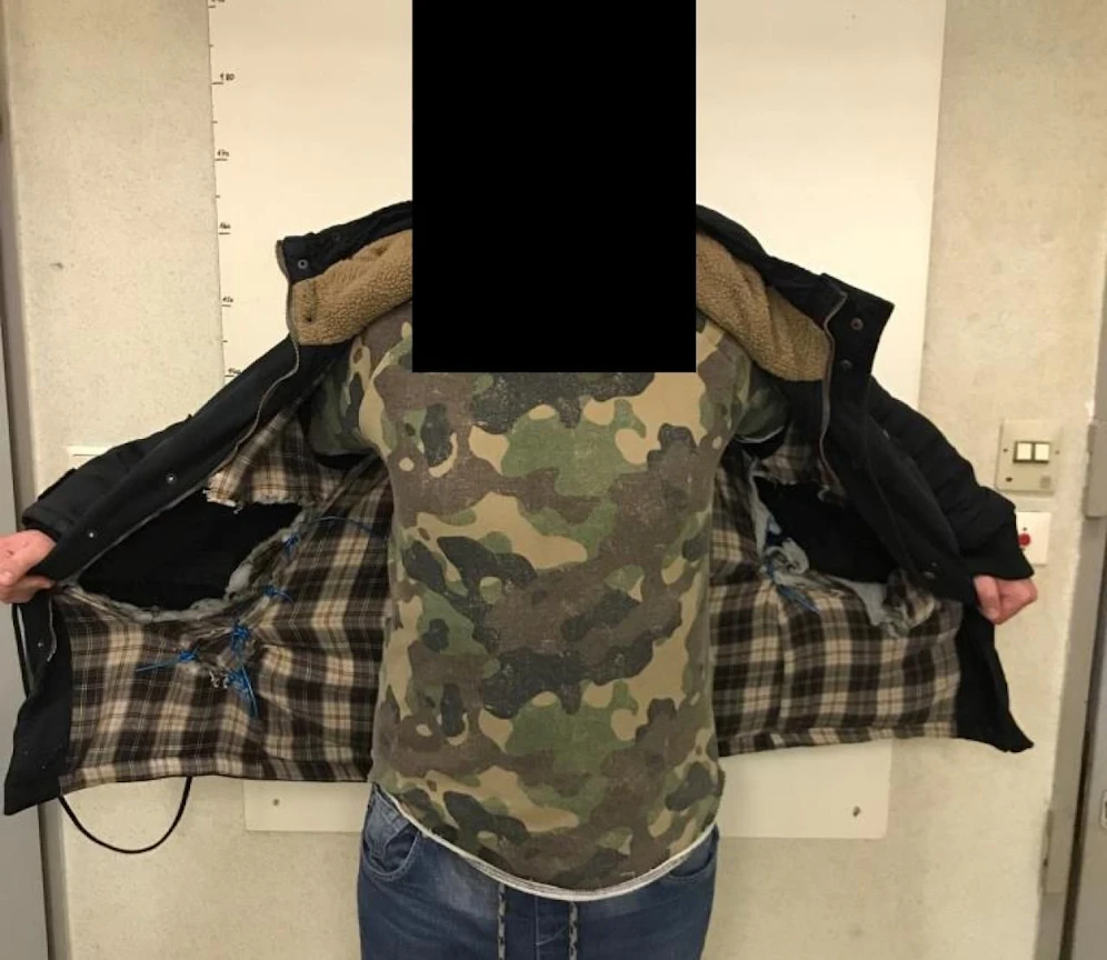 Die präparierte Jacke des laut Polizei "gewerbsmäßigen Kaugummi-Diebs".