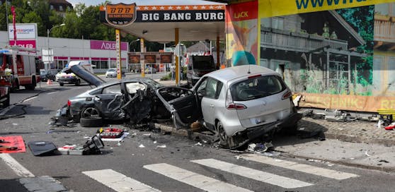 Die Unfallfahrzeuge sind nur mehr ein Blechhaufen.