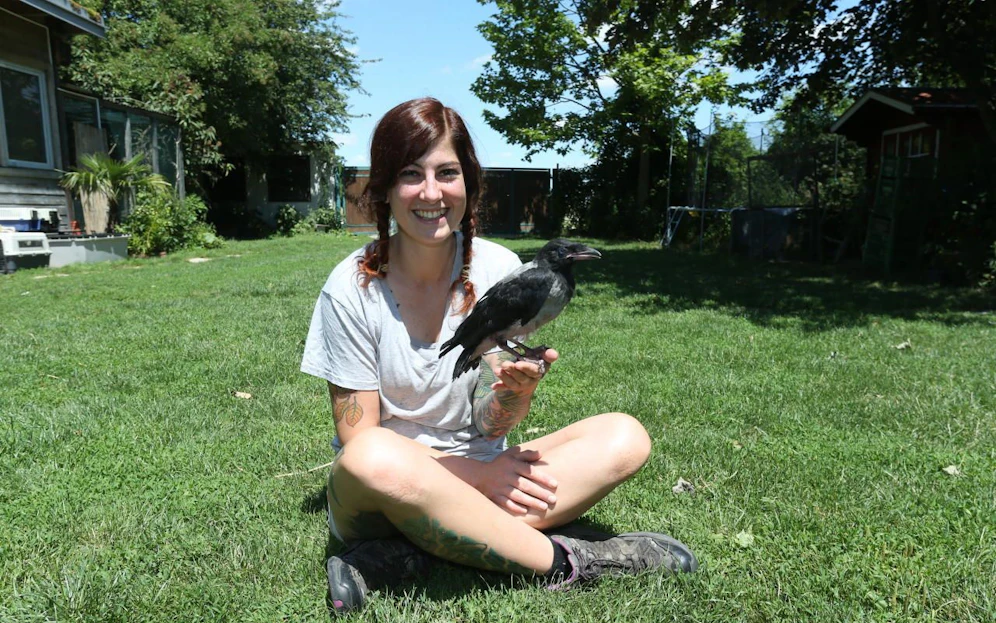 Tierpflegerin Katharina mit der Nebelkrähe.