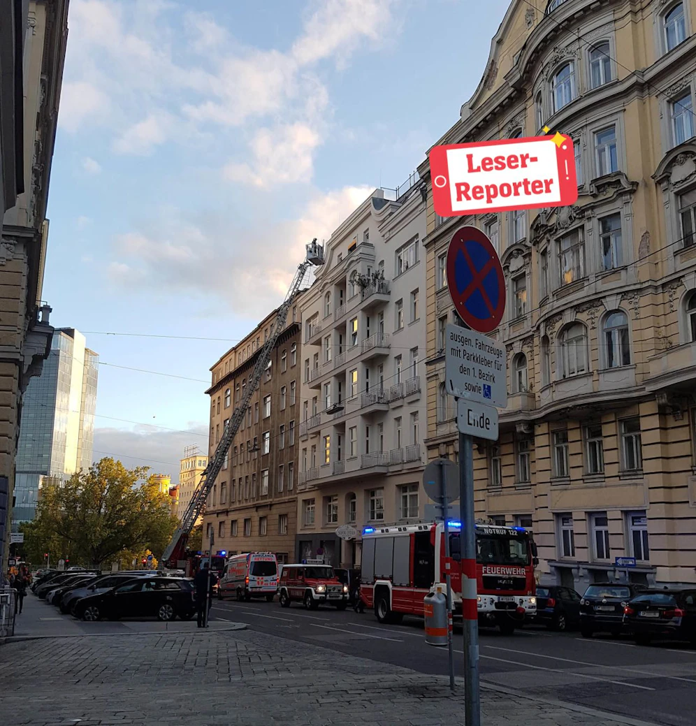 Die Feuerwehr musste sich mit Hilfe einer Drehleiter Zugang zur Wohnung verschaffen. 
