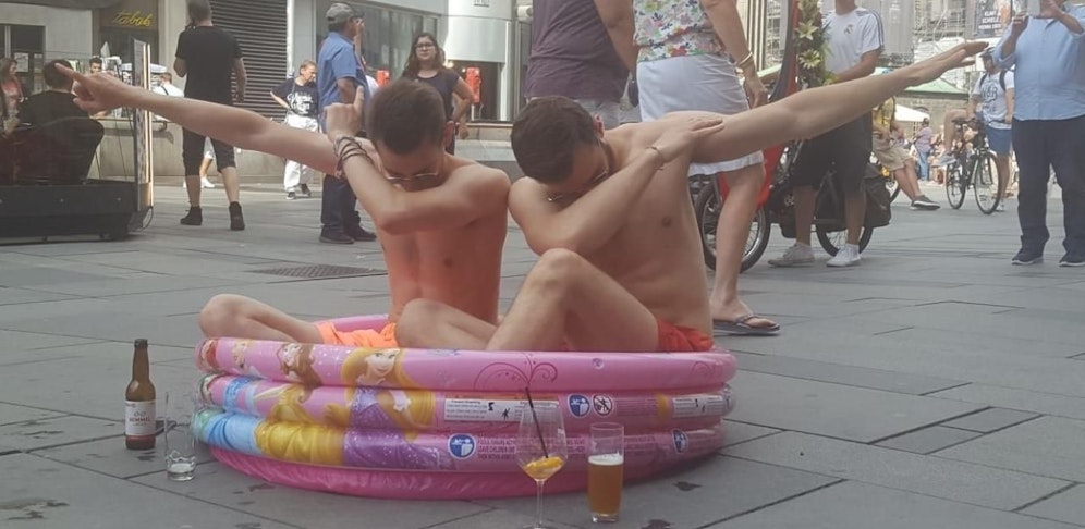 Diese zwei Herren kämpfen ebenfalls gegen die Hitzewelle. 