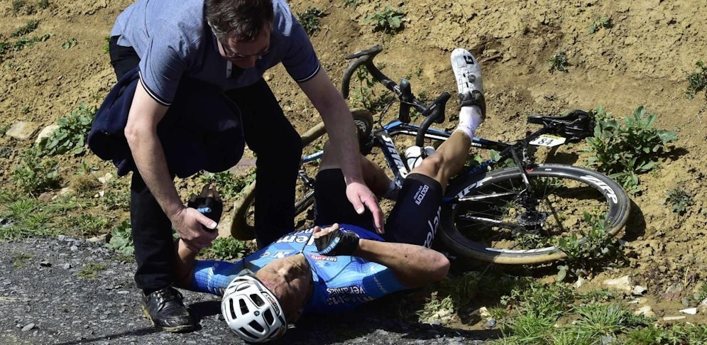 Sorge um Michael Goolaerts: Unmittelbar nach seinem schweren Sturz war der Belgier noch am Leben. 