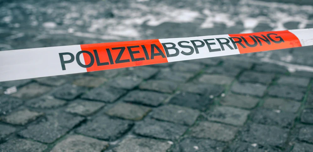 Ein 27-Jähriger ist in der Nacht auf Montag mit seinem Wagen in eine Menschengruppe gefahren. (Symbolbild)