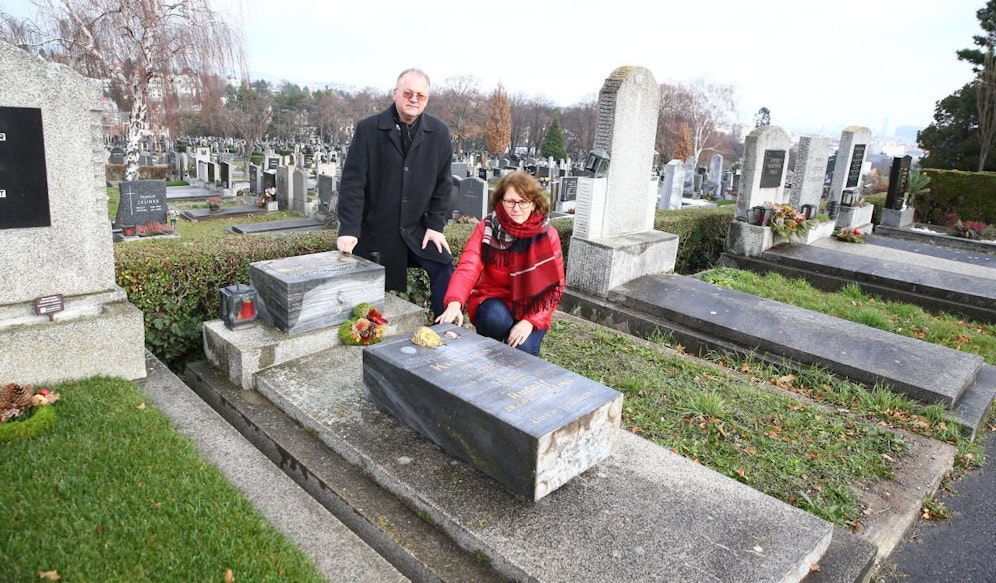Grabstein weg: Herbert B. (l.) vermutet Trickserei.
