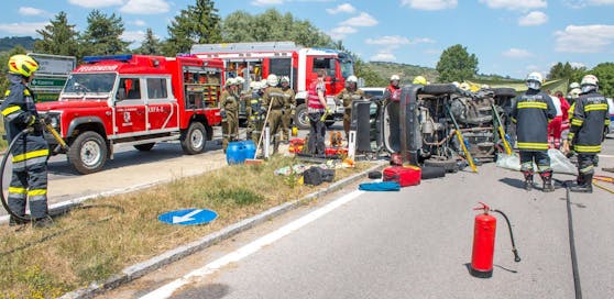 Schwerer Verkehrsunfall mit mehreren eingeklemmten Personen in Mautern.