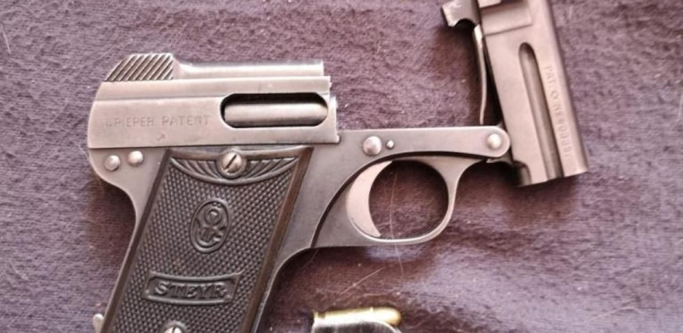 Diese Schusswaffe wurde bei dem Tatverdächtigen sichergestellt.