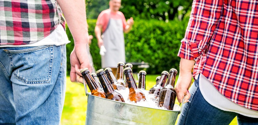Eine Party im Garten kann dem Nachbarn schon Mal die Zornesröte ins Gesicht treiben.