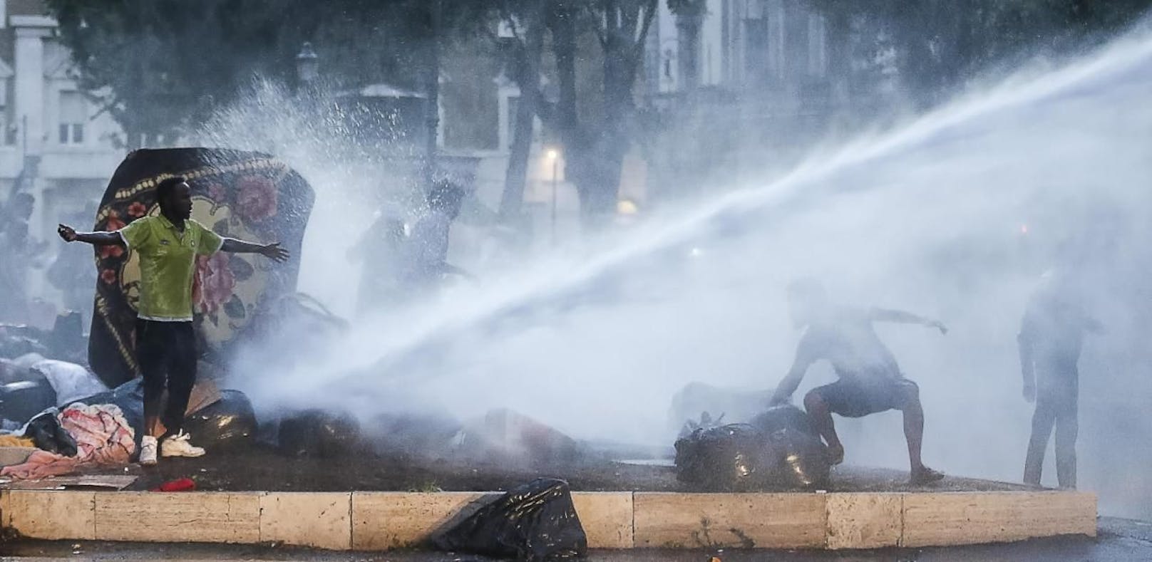 Krawalle in Rom: Polizei räumt Platz von Migranten