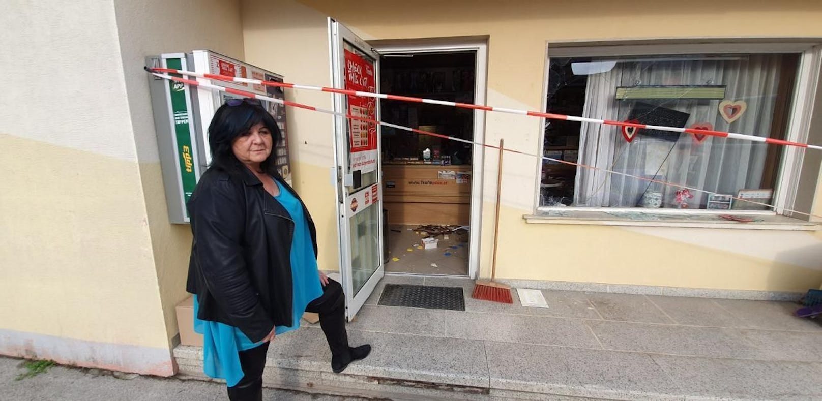 Einbruch in Leopoldsdorf: Eigentümerin Liane Ivanics vor ihrer zerstörten Trafik.