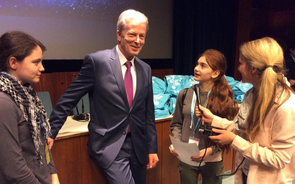 Wissenschaftsminister Mitterlehner im Kreis von Teilnehmerinnen des Girls? Day