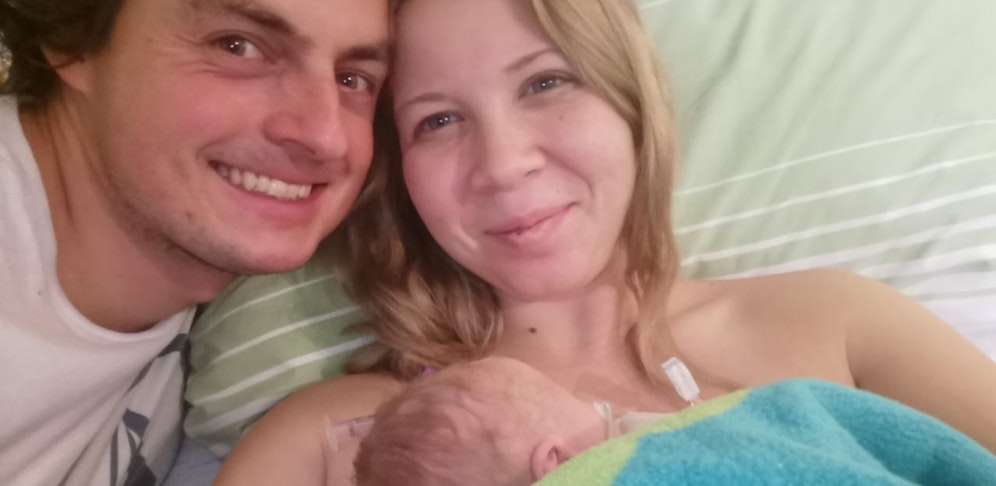 Ina-Nadine mit Freund und Sohn nach der Geburt