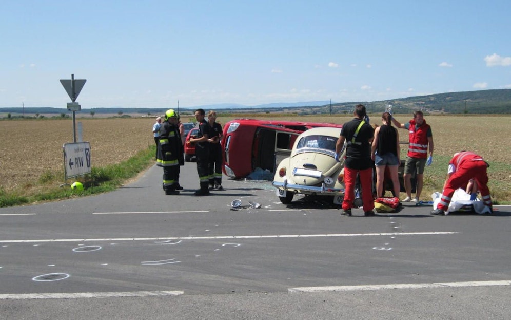 Ein Pkw überschlug sich bei dem Crash.