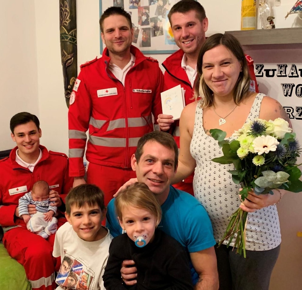Zivi Michael Völker mit dem kleinen Iven, die beiden Rotkreuz-Sanis Gerhard Schurischuster und Mattias Schuster und die junge Familie. (v.l.n.r.)
