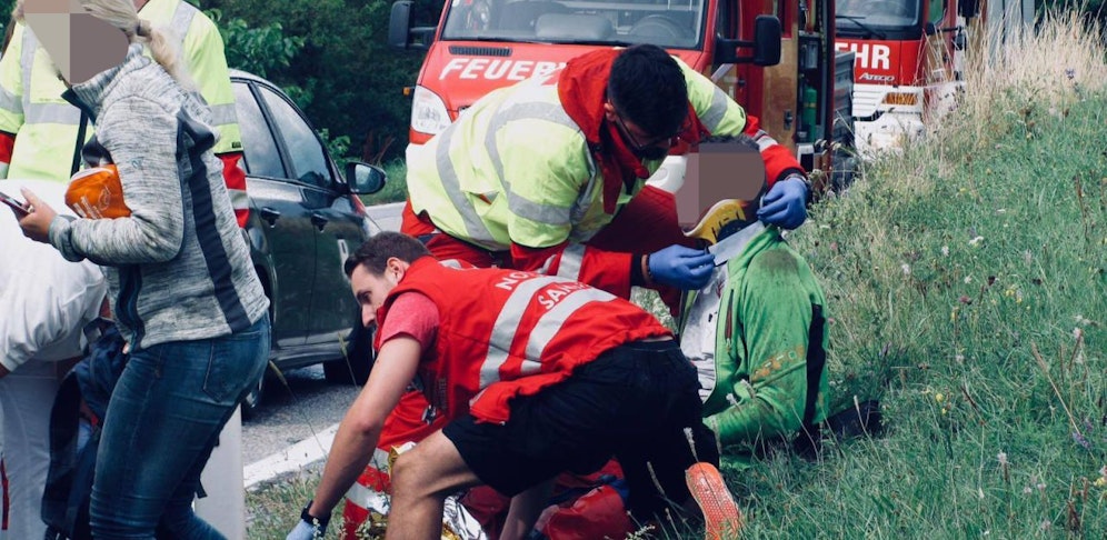 Einsatzkräfte versorgen Opfer nach dem Unfall.